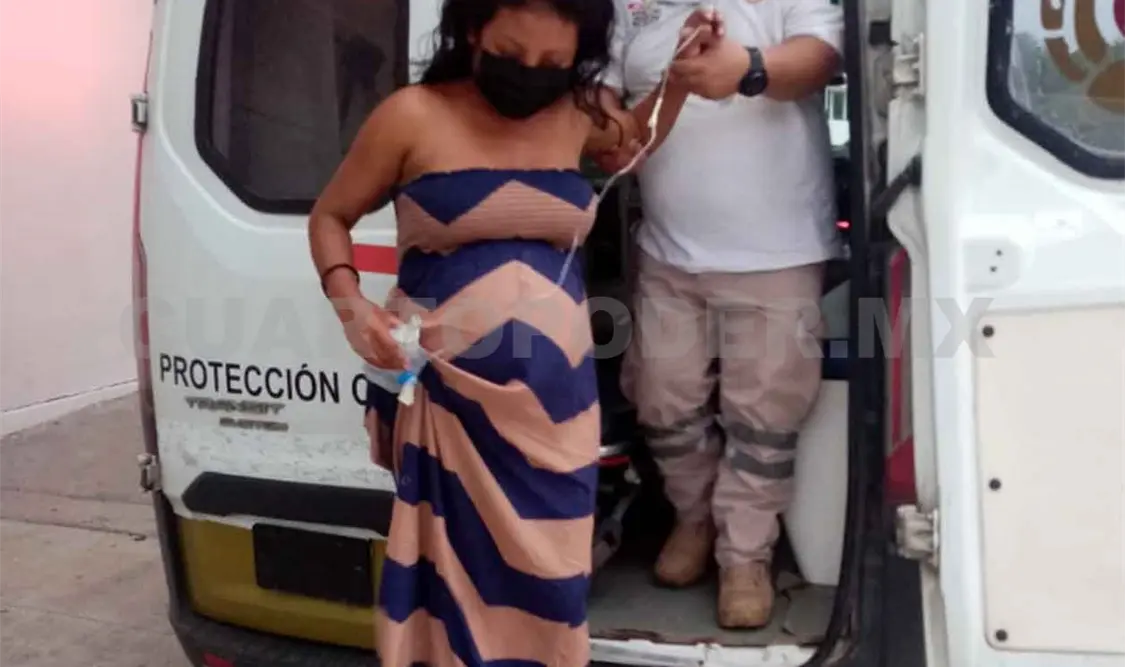 Auxilian a mujer en labor de parto; es hospitalizada