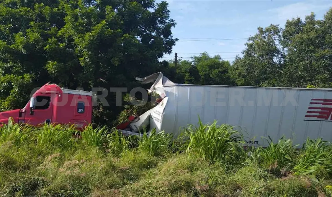 Pestañazo provoca que tráiler se salga del camino