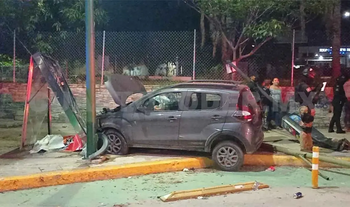 Accidente en bulevar deja a tres personas lesionadas