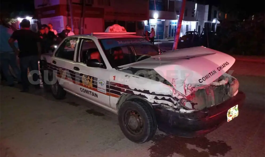 Encontronazo entre camioneta y taxi; 3 heridos
