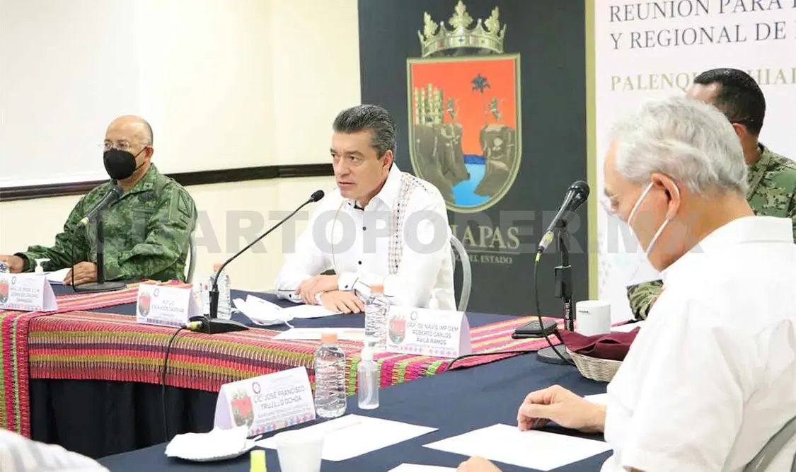 Mandatario pide que se vacunen y extremen medidas