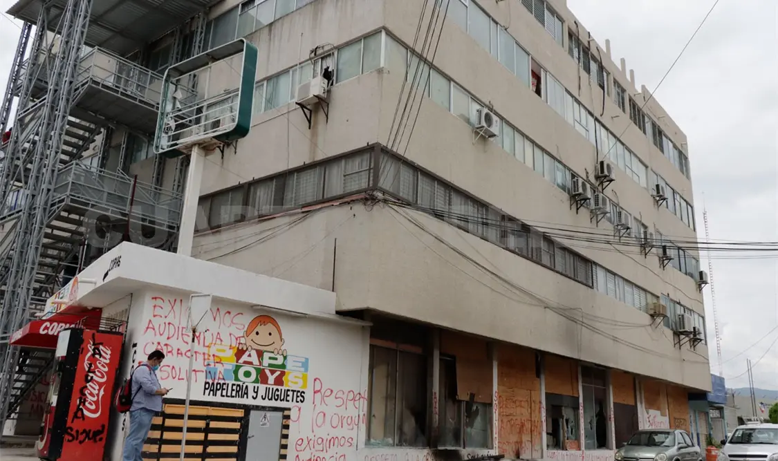 CNTE amaga con paro indefinido