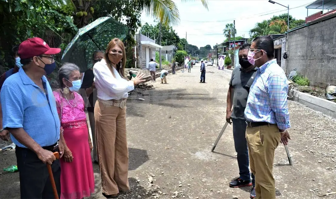 la alcaldesa realizo un recorrido por la zona para supervisar los avances de la obra de pavimentación mixta. CP