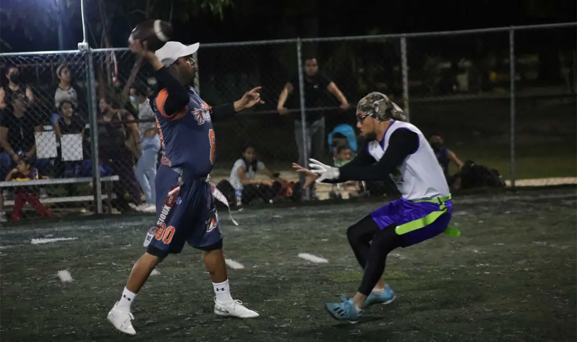 El conjunto de Halcones abrió el encuentro de campeonato con una jugada grande de la defensiva. Carlos López/CP