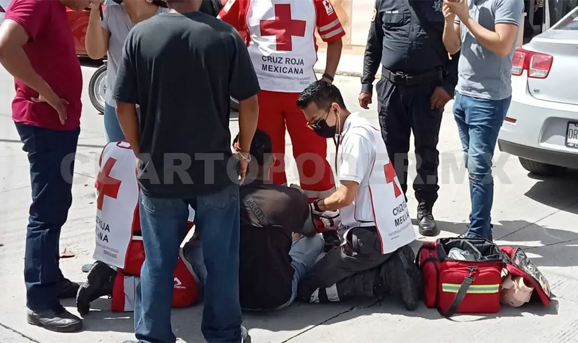 Una escuadra de paramédicos de la Cruz Roja Mexicana se presentó para realizarle la valoración a Ricardo “N”. Ulises López / CP