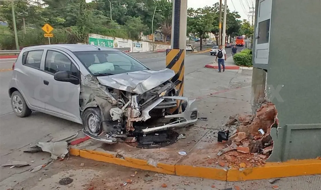 Al parecer fue el exceso de velocidad lo que provocó el accidente la mañana del sábado a la altura de la Arena Metropolitana “Jorge Cuesy”. Ulises López / CP