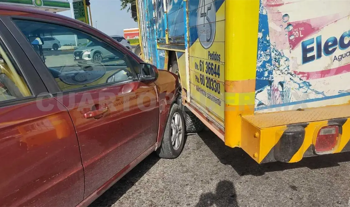 Oficiales señalaron que en el accidente estuvieron implicados un camión de reparto de agua y un automóvil particular. Ulises López / CP