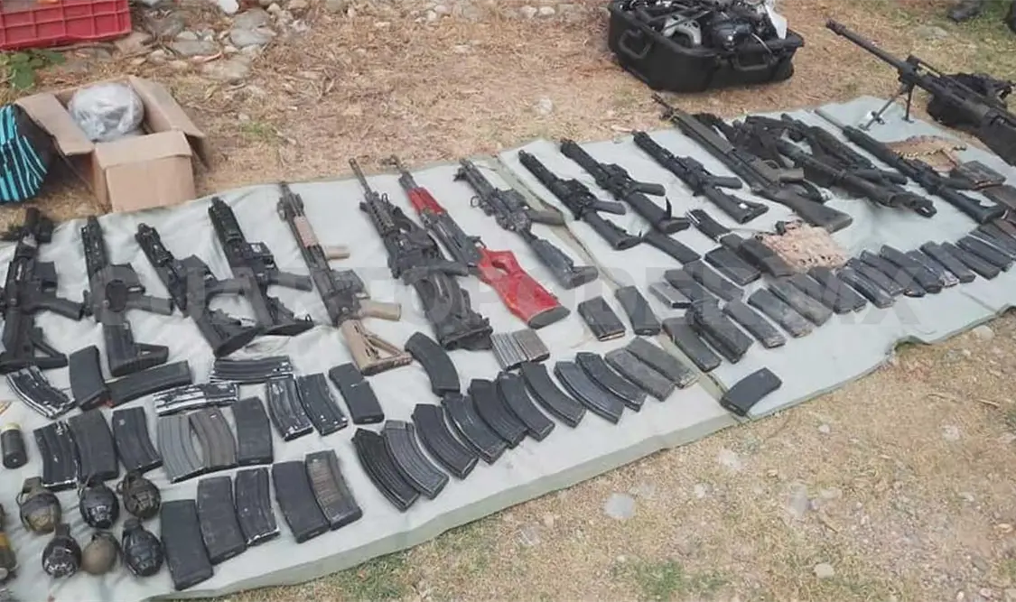 A los presuntos delincuentes se les aseguró todo un arsenal, como armas largas, vehículos blindados, lanzagranadas. Cortesía