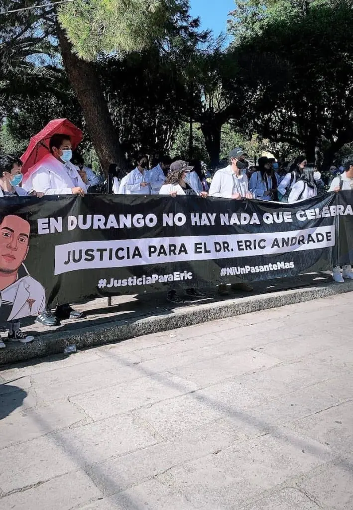 El sábado por la tarde, el gremio médico protestó en las instalaciones de la Feria Nacional de Durango para exigir garantías de seguridad. Cortesía