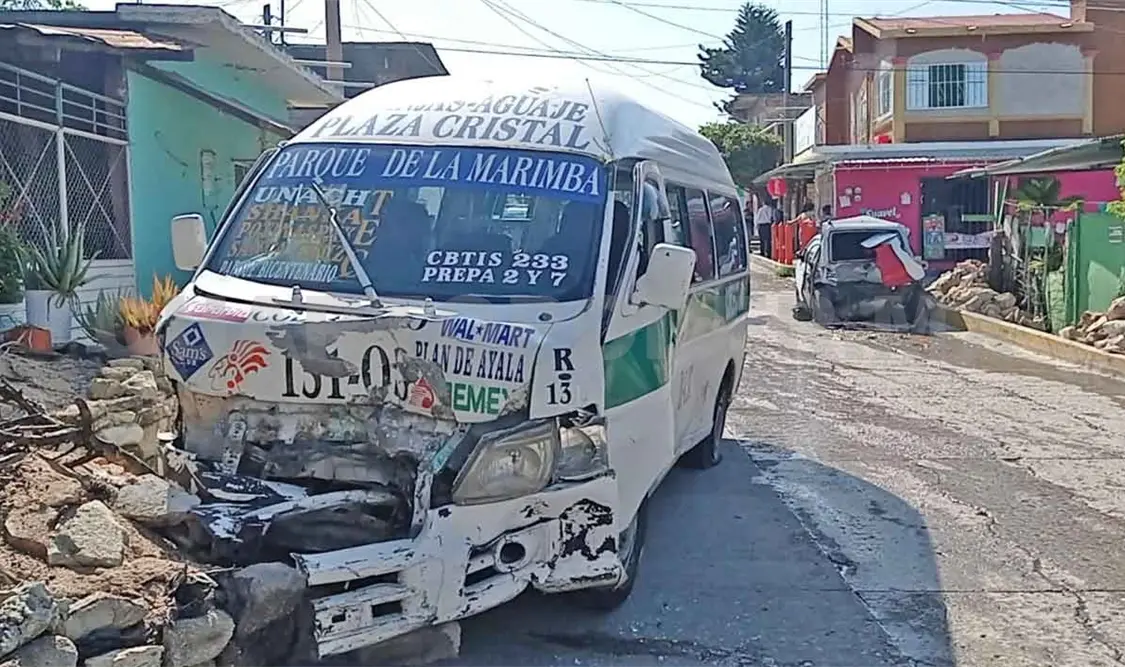 Colectivo se queda sin frenos y choca contra autos
