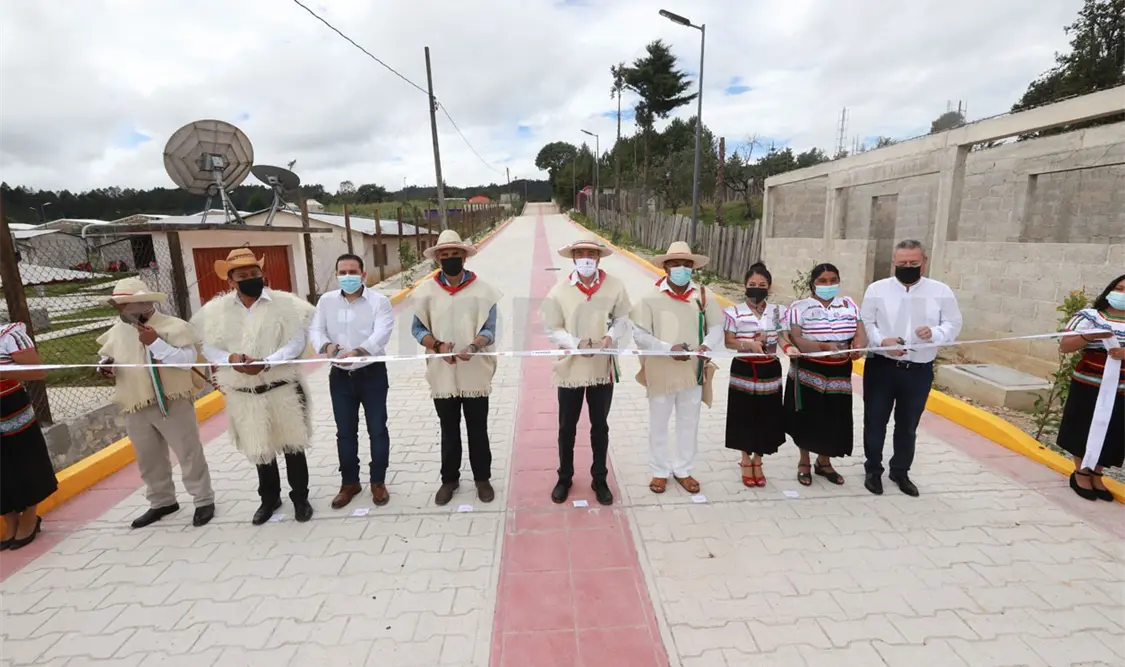 Inaugura REC obras públicas en Chanal