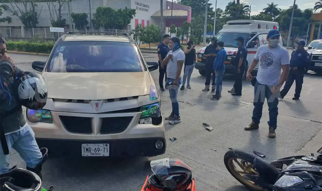 Mujer derriba a motorista en libramiento