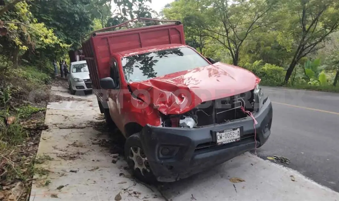 Se duerme en zona de curvas y vuelca su carro
