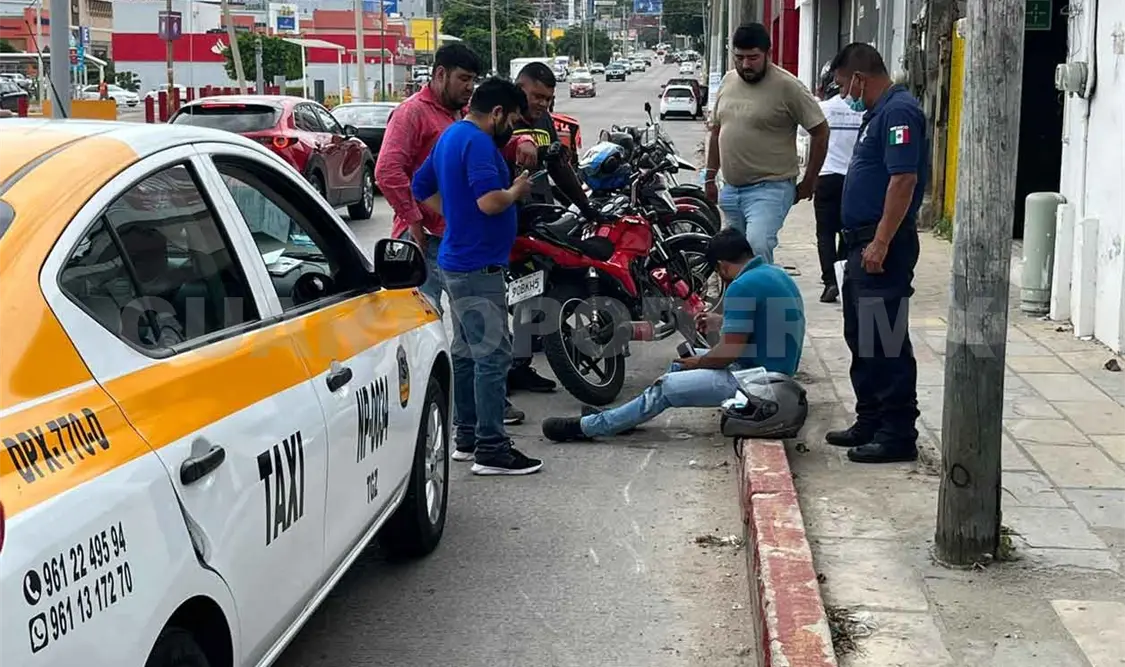 Pasajera abre puerta de taxi y derriba a repartidor