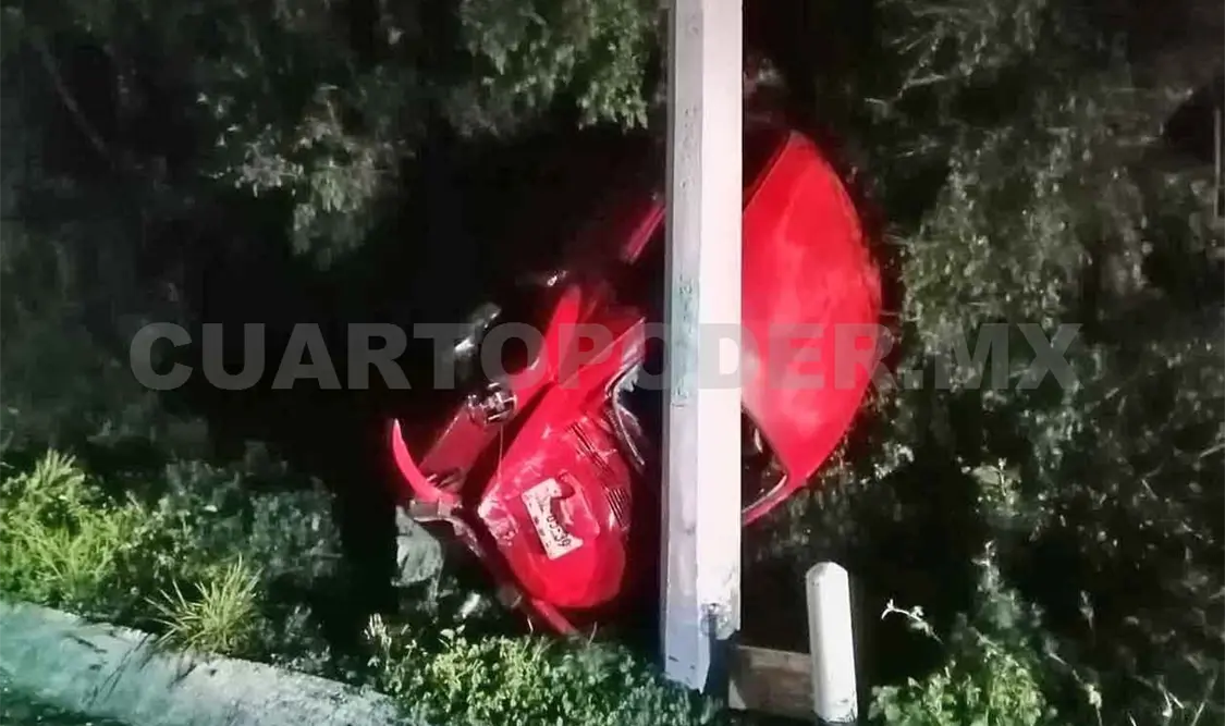 Vocho se impacta contra poste y queda dañado