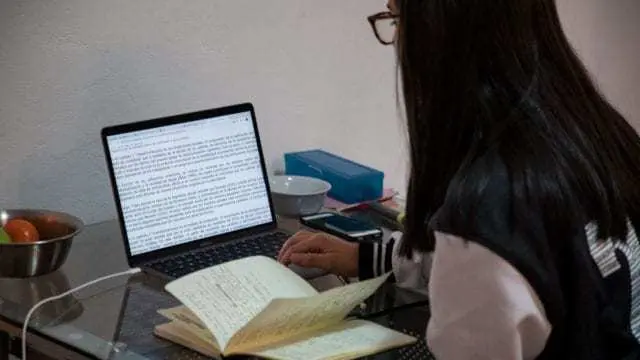 Es necesario poner en marcha acciones de apoyo para mitigar los incrementos en la carga laboral de los docentes durante la educación a distancia. Cortesía