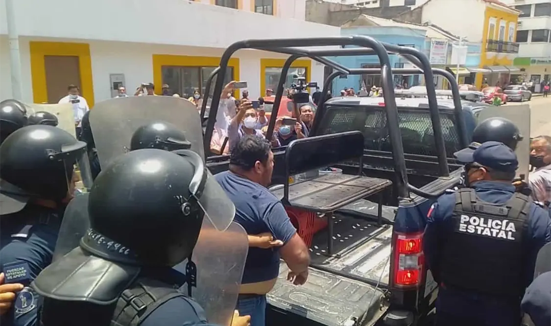 Tras un enfrentamiento, fueron detenidos cinco maestros. Cortesía