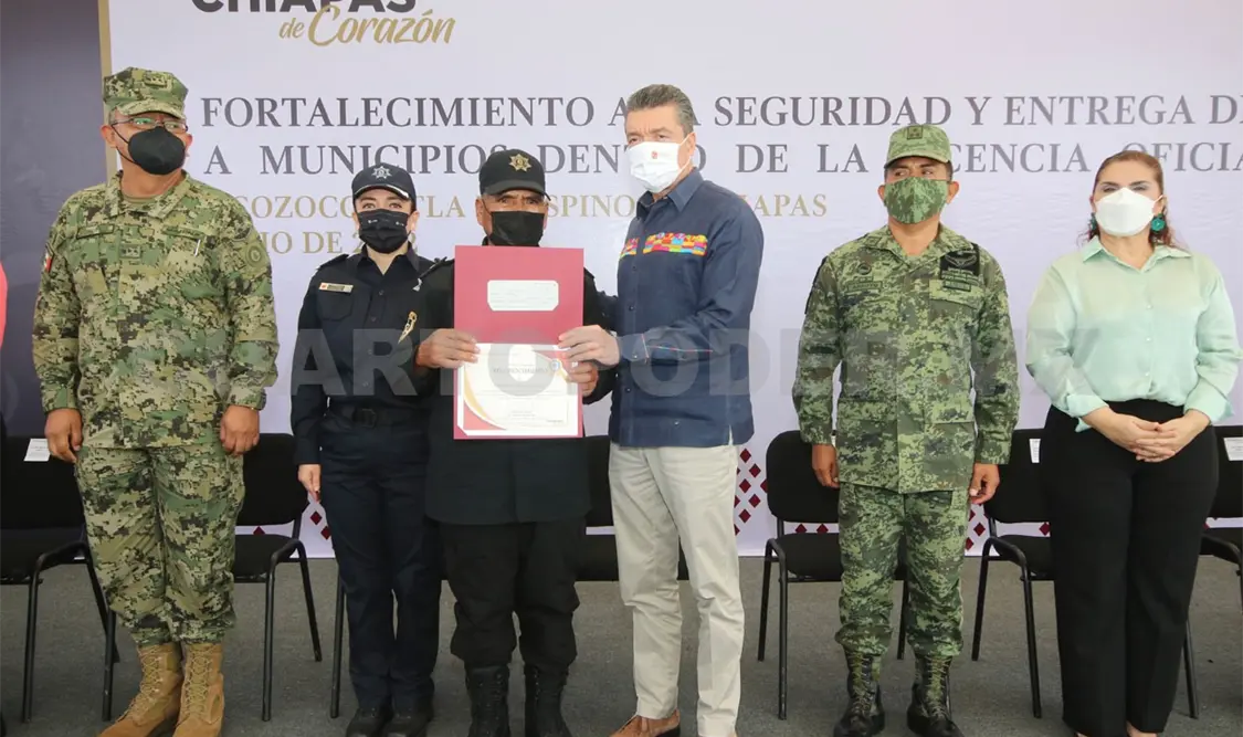 Entrega Escandón uniformes y armamento a policías