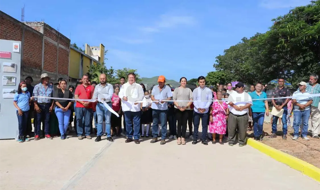 Mariano Rosales inaugura calles en La Sirena