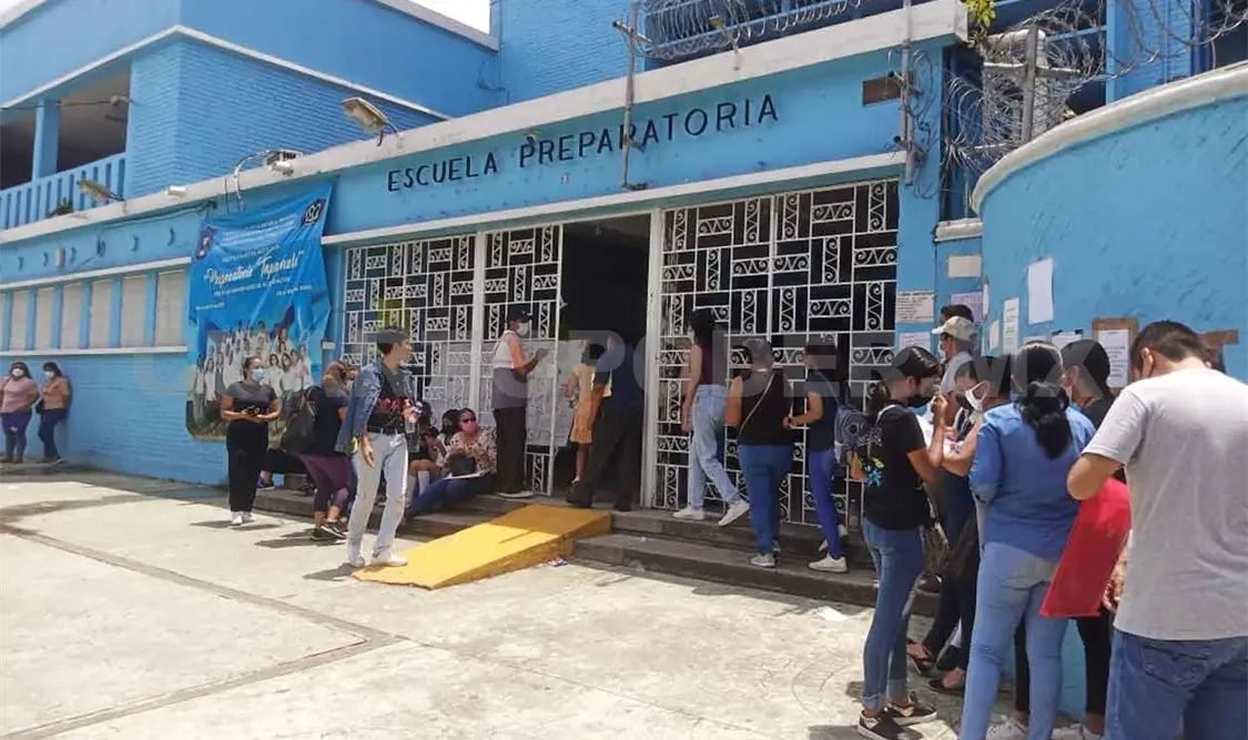 Padres denuncian altas cuotas escolares