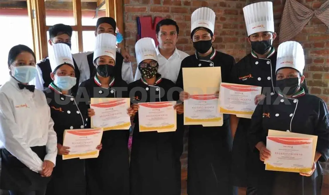 Jóvenes terminan Taller de Gastronomía