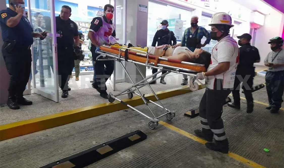 Balean a una joven al interior de una farmacia