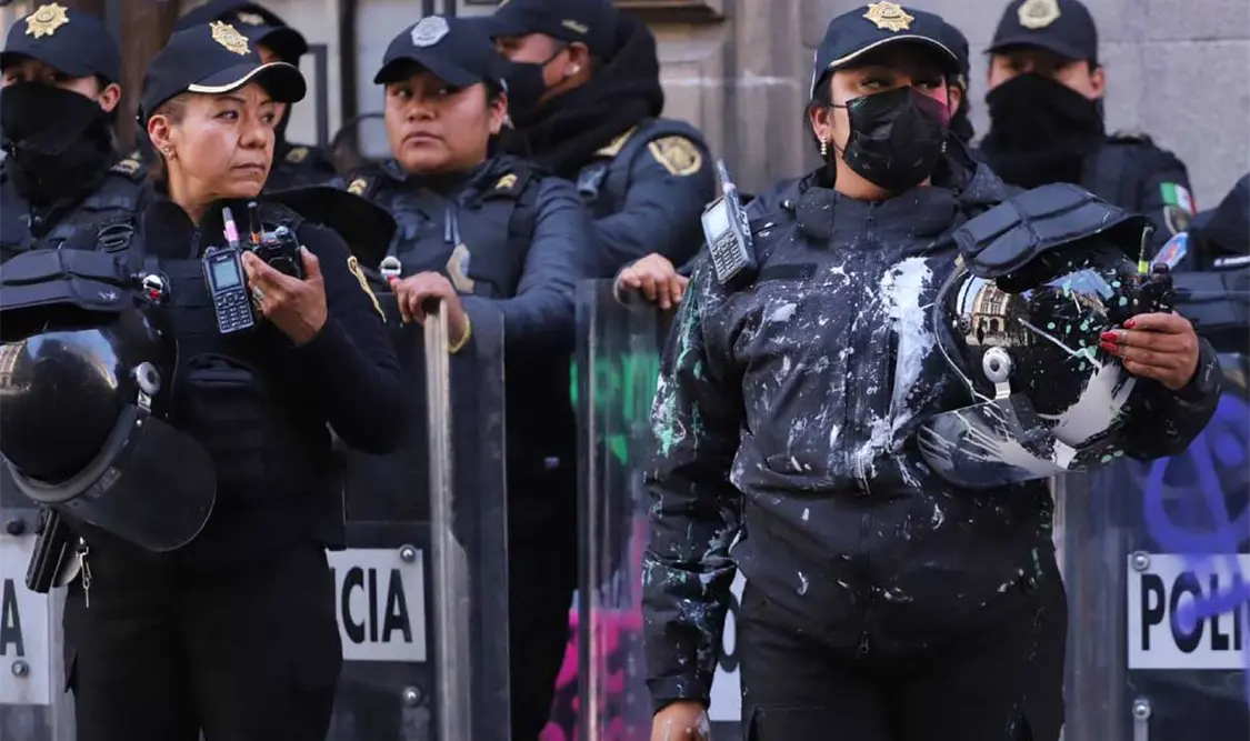 Feministas se enfrentan con mujeres policías