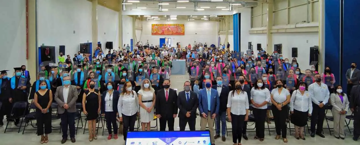 Egresan 193 alumnos de licenciaturas a distancia