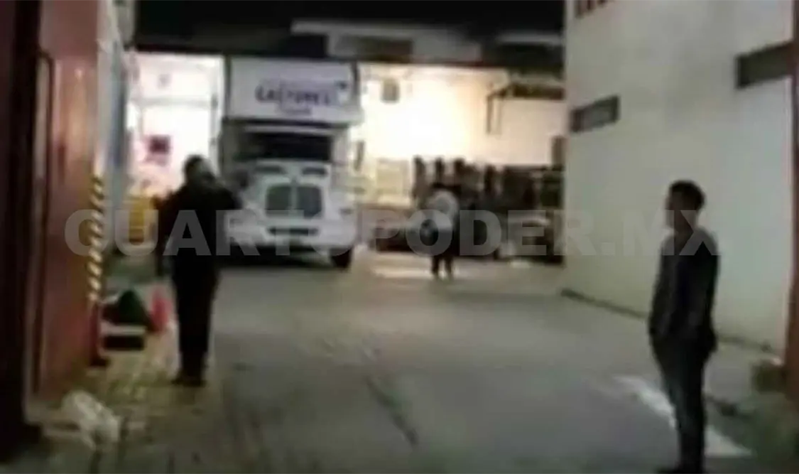 Conductor deja sin energía eléctrica a locatarios