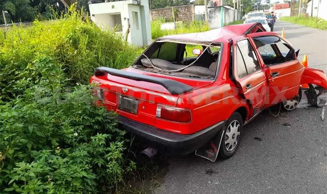 Choca su automóvil y lo deja abandonado