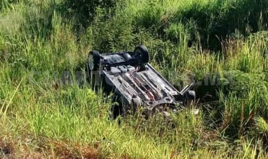 Conductora sufre aparatosa volcadura