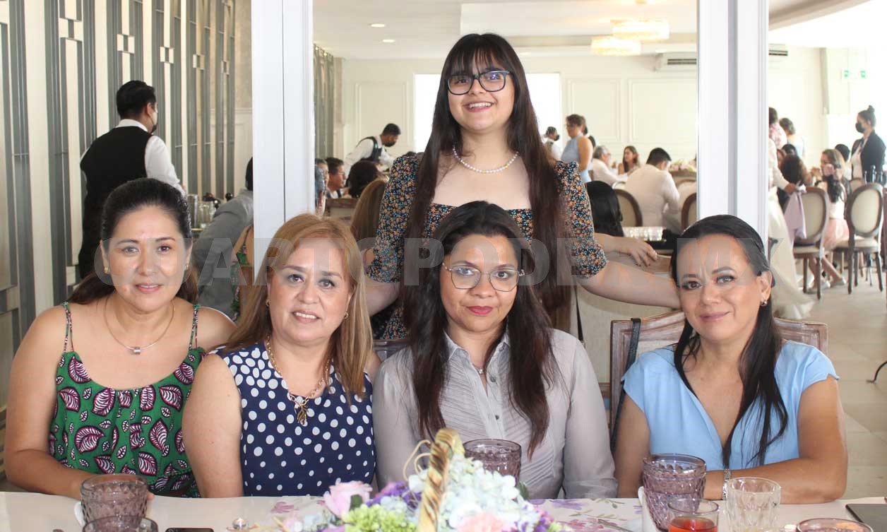 Lupita hizo su primera comunión