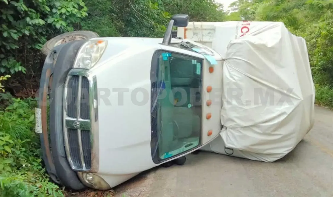 El camión que transportaba maíz tuvo un percance y quedó con los neumáticos al aire; además una persona resultó lesionada en la volcadura. Cortesía