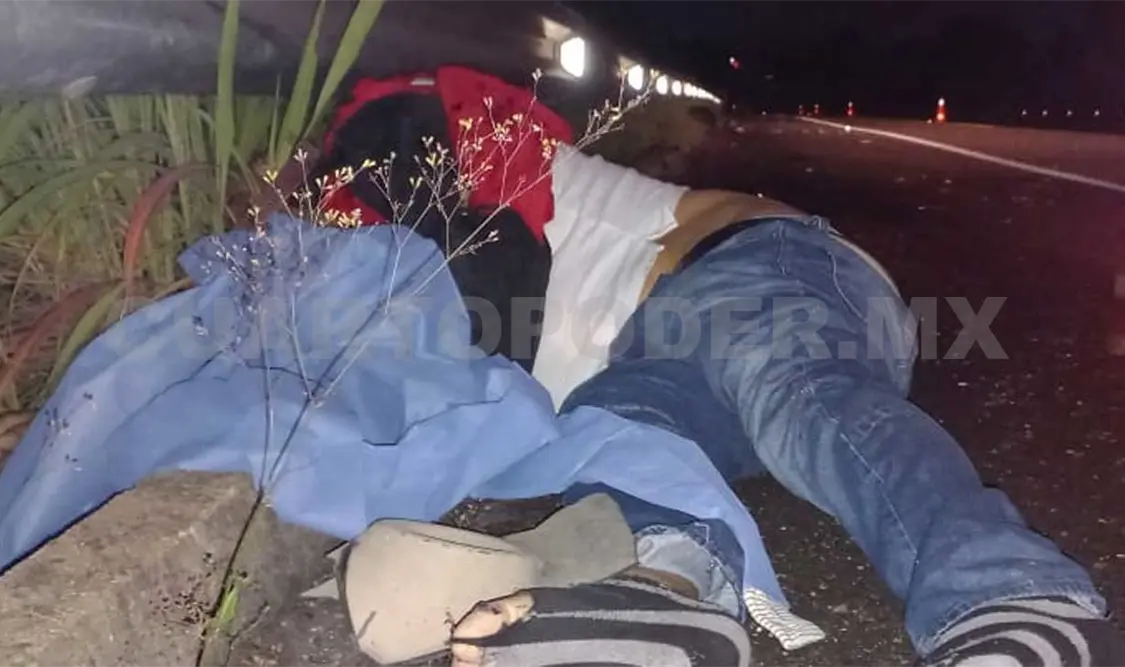 Paramédicos de la Cruz Roja Mexicana fueron requeridos para realizar la valoración a las víctimas; dos de ellas ya estaban muertas. Cortesía