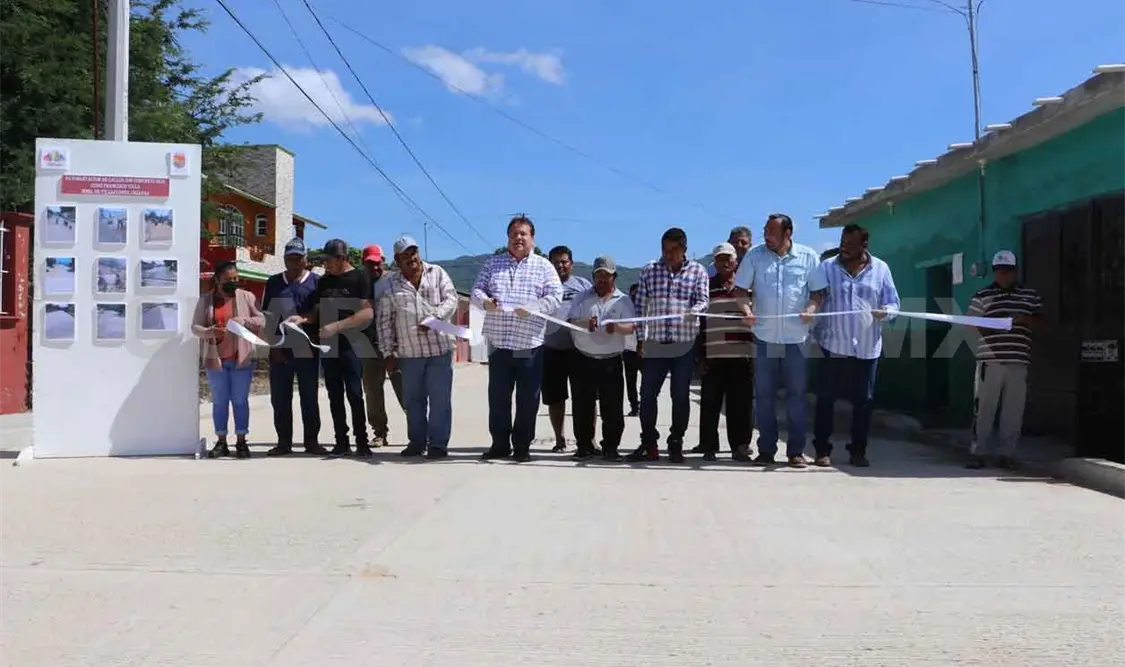 Alcalde inaugura calles en ejido Pancho Villa