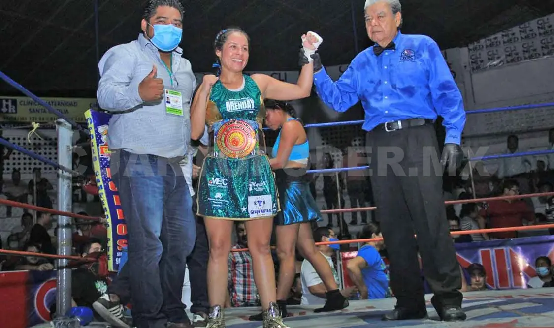 Fanny Orozco fue muy “galla” arriba del ring