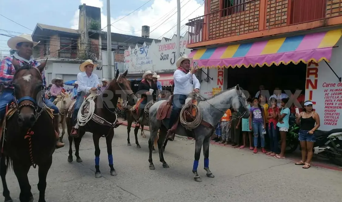 Realizan cabalgata en honor a Santiago apóstol
