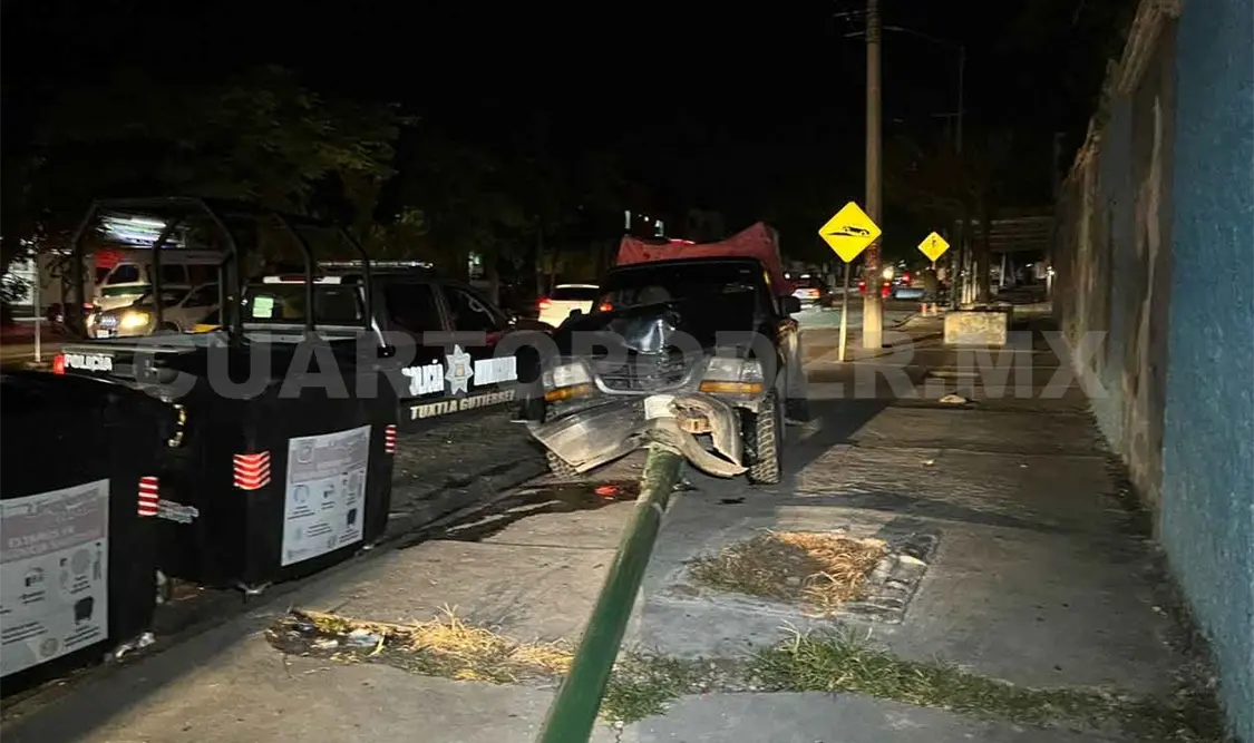 Conductor derriba poste y abandona su pick up