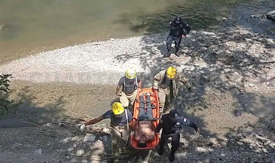 Encuentran a hombre en el río Sabinal y lo rescatan