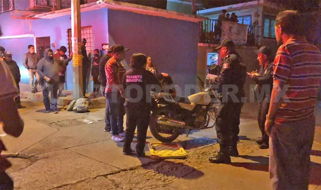 Atropella a un motociclista y luego emprende la fuga