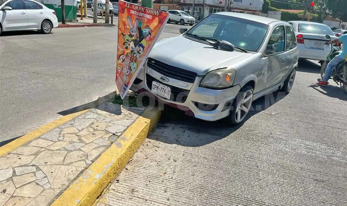 Daña su carro luego de impactar un poste