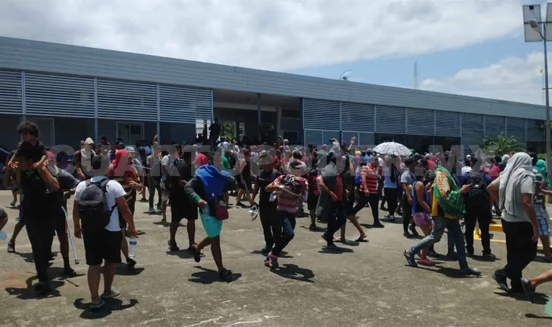 Migrantes bloquean carretera Costera