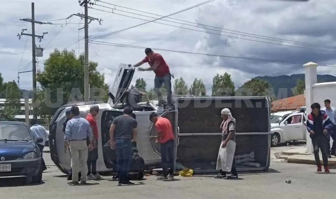 Choque de camionetas deja una volcada y un lesionado