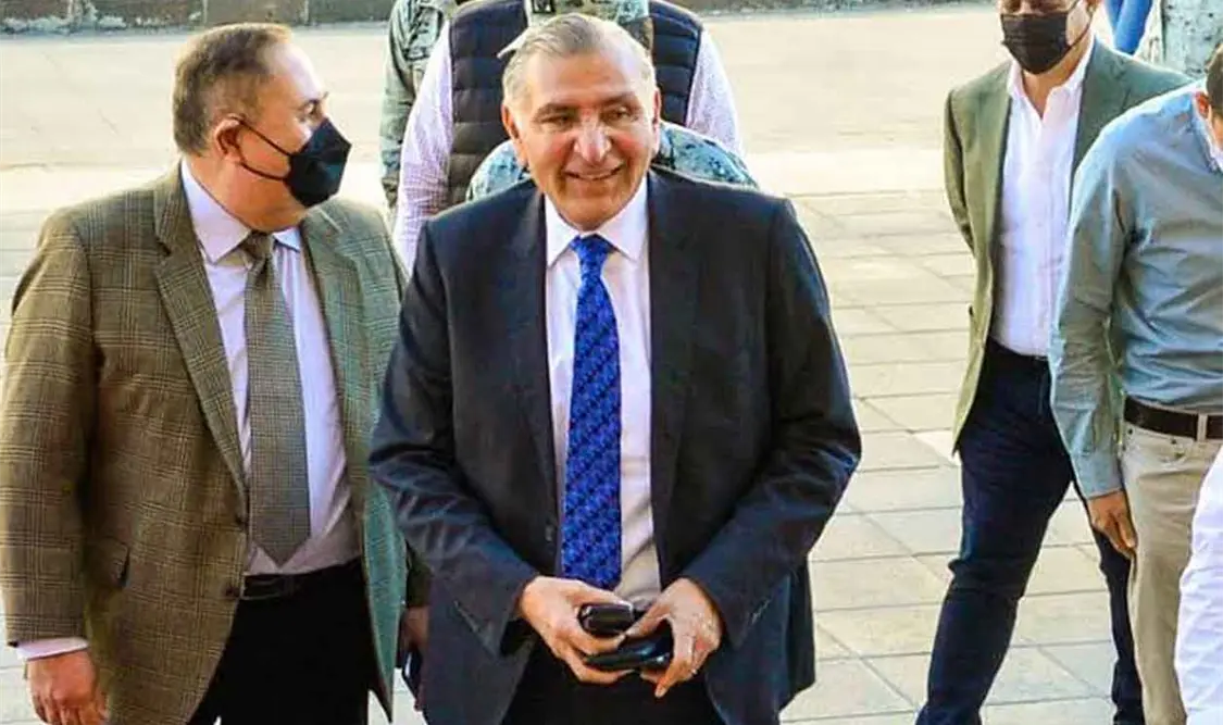 Con porras, y al grito de ¡Presidente!, reciben a secretario