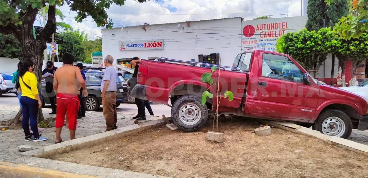 Colisiona y casi atropella a joven en camellón central