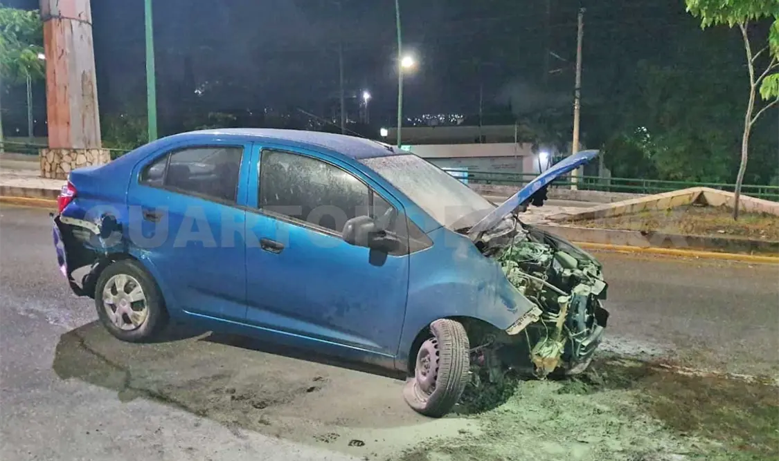 Acabó su auto al estrellarse contra muro de contención