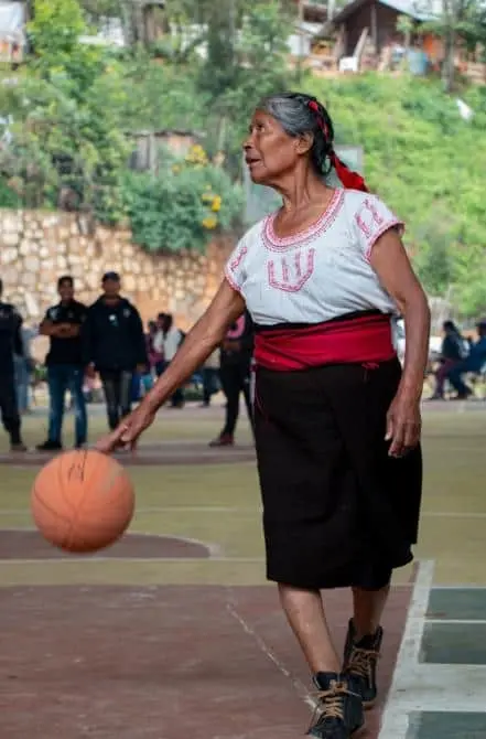 Doña Andrea García López se hizo viral gracias a un video de TikTok donde muestra su habilidad en el básquetbol. Cortesía