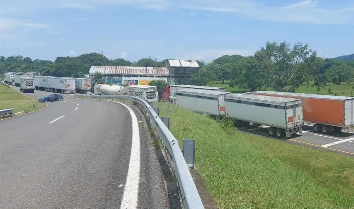 Demandan transportistas aplicar la ley a migrantes