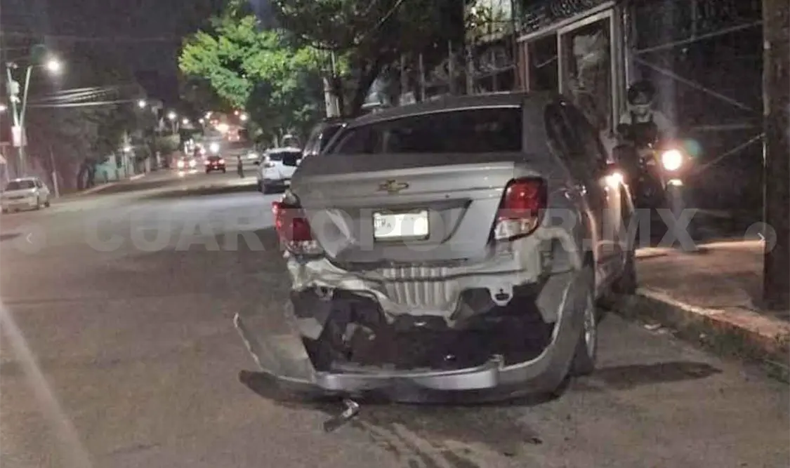 Colisionan dos vehículos en la colonia Xamaipak