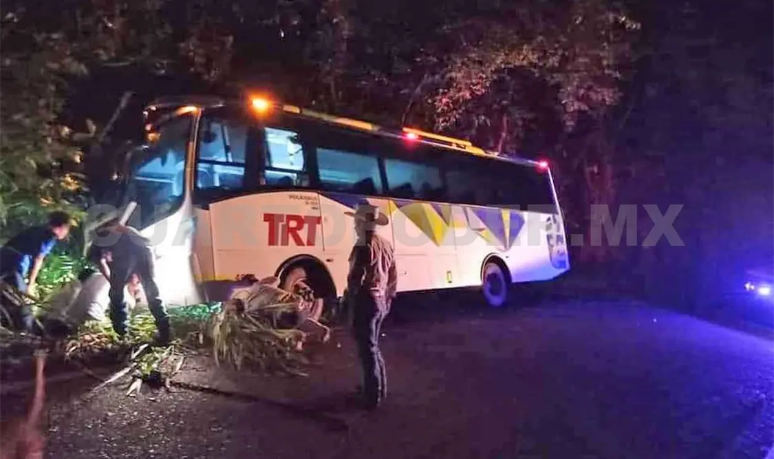 Conductor se duerme y se estrella contra cerro